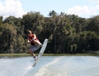  Wakeboarden in einem Gewässer in der Yonne